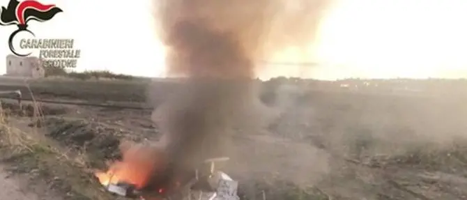 Brucia contenitori in polistirolo, denunciato agricoltore a Crotone