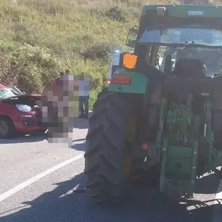 Scontro auto-trattore a Squillace, un ferito (FOTO)
