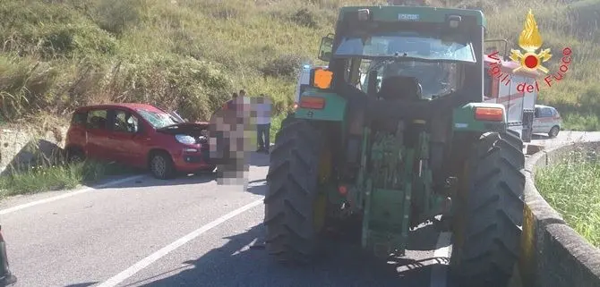 Scontro auto-trattore a Squillace, un ferito (FOTO)