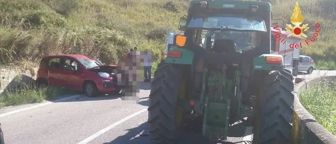Scontro auto-trattore a Squillace, un ferito (FOTO)