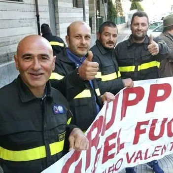 Vigili del fuoco “volontari” per legge: «Ecco come lo Stato ci usa»
