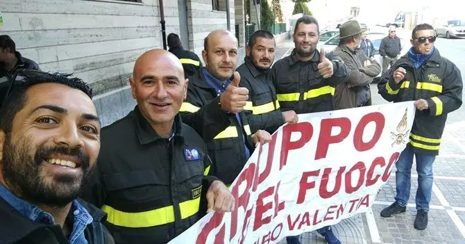 Vigili del fuoco “volontari” per legge: «Ecco come lo Stato ci usa»