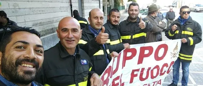 Vigili del fuoco “volontari” per legge: «Ecco come lo Stato ci usa»