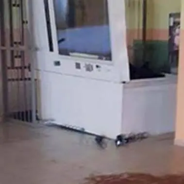 Raid vandalico in una scuola a Isola Capo Rizzuto