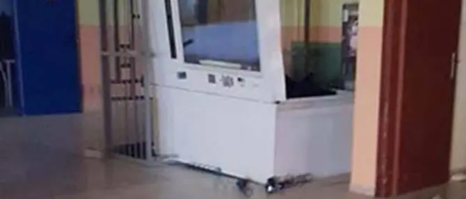 Raid vandalico in una scuola a Isola Capo Rizzuto