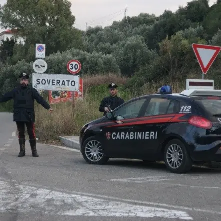 Si apposta sotto casa e minaccia il suicidio: arrestato stalker a Borgia