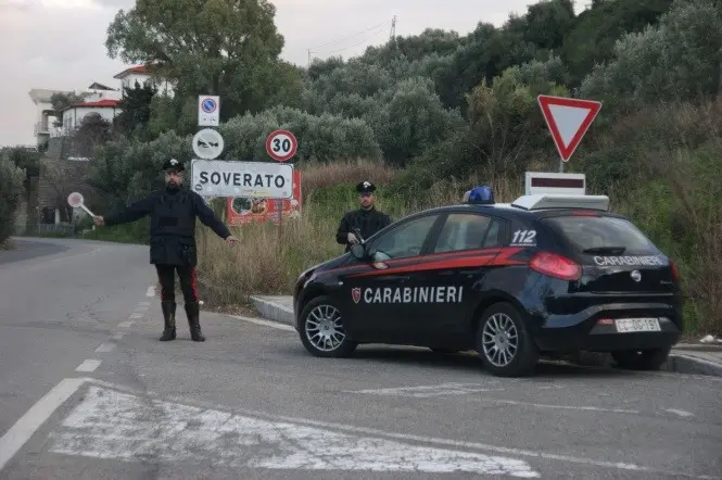 Si apposta sotto casa e minaccia il suicidio: arrestato stalker a Borgia