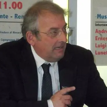 “Esibire un fantoccio con il volto del ministro Minniti evocando parallelismi con Mussolini? Il gesto ci preoccupa”