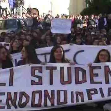 Studenti in piazza a Girifalco per difendere il Liceo (VIDEO)