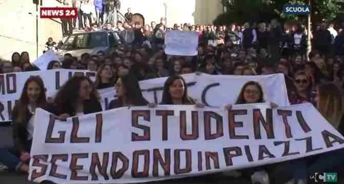 Studenti in piazza a Girifalco per difendere il Liceo (VIDEO)