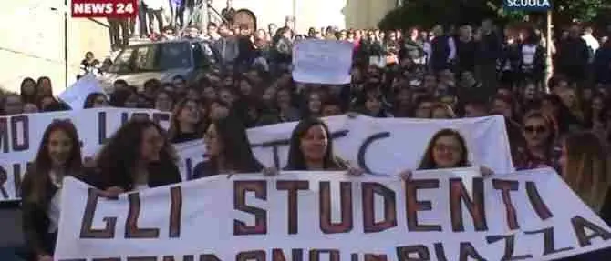 Studenti in piazza a Girifalco per difendere il Liceo (VIDEO)