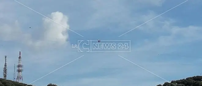 Catanzaro, uomo appeso ai fili dell'alta tensione: scatta l'allarme a Sala