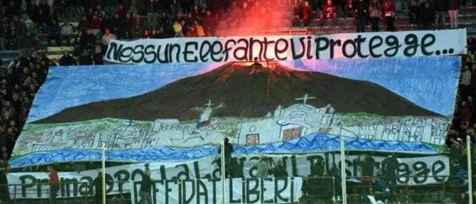 STRISCIONE DELLA VERGOGNA | Multa salatissima per la Reggina e chiusura della curva sud