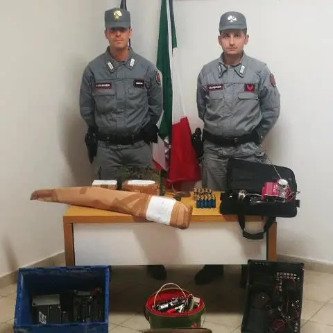 Armi e cartucce senza licenza e richiami illeciti: quattro cacciatori denunciati