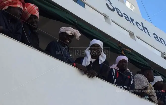 Al porto di Vibo Marina giunta la nave Aquarius con a bordo 588 migranti (FOTO)