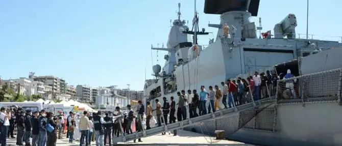 Attesi a Reggio 764 migranti. A bordo della nave anche otto salme