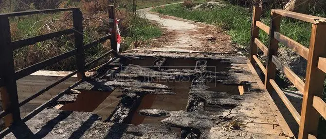 Vandali in azione tra Roccella e Caulonia, in fiamme ponte di legno