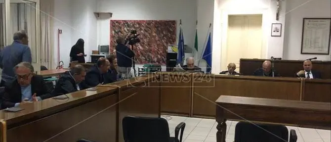 OSPEDALE NEL CAOS | I sindaci della Locride “marciano” su Roma, tra scintille (e querele) - VIDEO