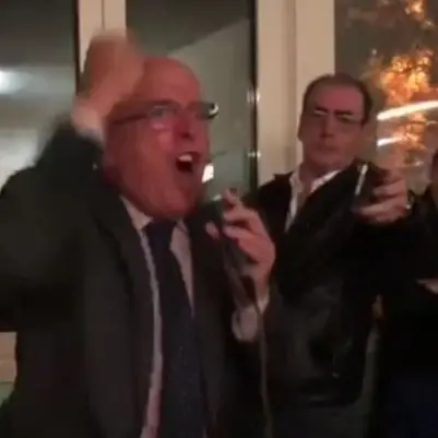 La sfuriata di Oliverio: grida, batte i pugni e promette di incatenarsi (VIDEO)