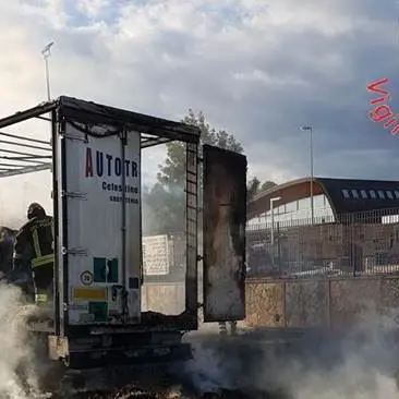 A fuoco autocarro lungo la Statale 106