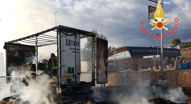 A fuoco autocarro lungo la Statale 106