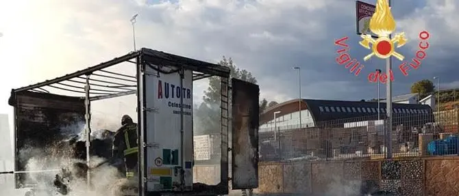 A fuoco autocarro lungo la Statale 106