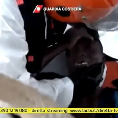 Migranti, l'orgoglio di essere italiani nelle immagini della Guardia costiera (VIDEO)