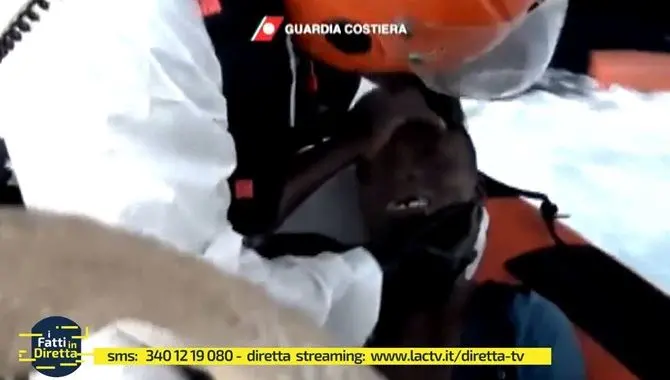 Migranti, l'orgoglio di essere italiani nelle immagini della Guardia costiera (VIDEO)