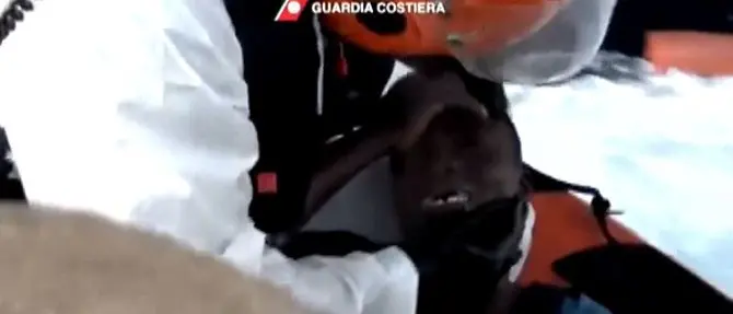 Migranti, l'orgoglio di essere italiani nelle immagini della Guardia costiera (VIDEO)
