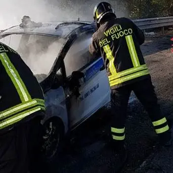Simeri, in fiamme auto sulla statale 106