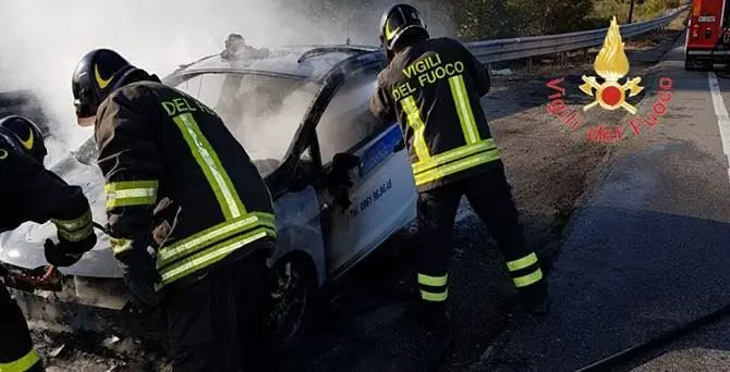 Simeri, in fiamme auto sulla statale 106