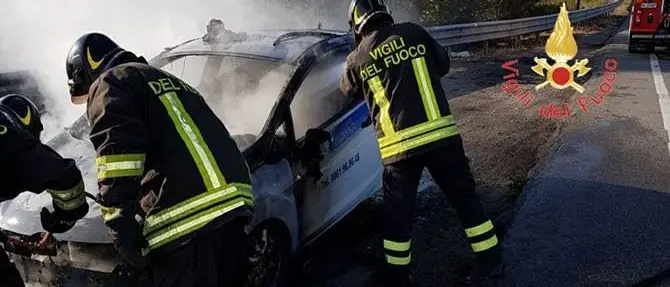 Simeri, in fiamme auto sulla statale 106