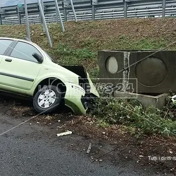 Auto in una scarpata nei pressi dell'Unical