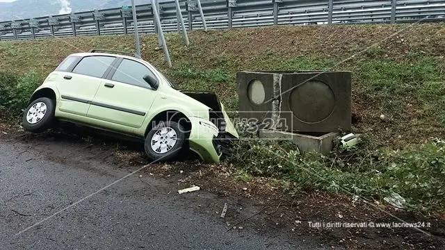 Auto in una scarpata nei pressi dell'Unical