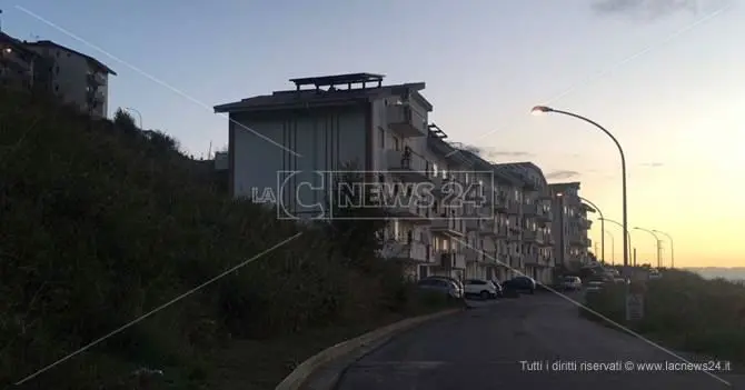 Pizzo, cade dal balcone di casa: interviene l'elisoccorso