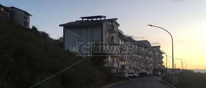 Pizzo, cade dal balcone di casa: interviene l'elisoccorso