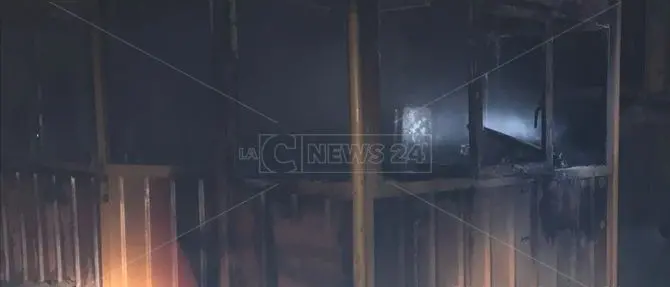 Agguato ad Amato, betoniera incendiata e camion crivellati da colpi di fucile (Foto)