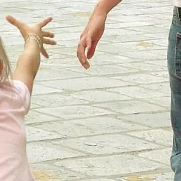 Non ha i soldi per il regalo alla maestra, mamma aggredita dagli altri genitori