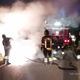 Catanzaro, un'auto in transito prende fuoco a Santa Maria
