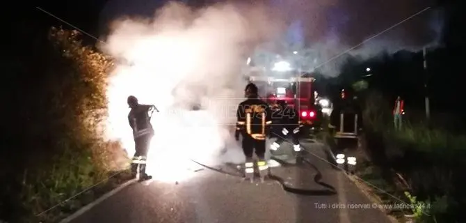 Catanzaro, un'auto in transito prende fuoco a Santa Maria