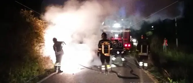 Catanzaro, un'auto in transito prende fuoco a Santa Maria