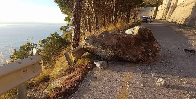 Tragedia sfiorata nel Vibonese: massi grandi come auto sulla 522 (VIDEO)