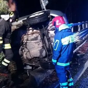 Catanzaro, auto finisce fuori strada sulla 106: un ferito (Foto)