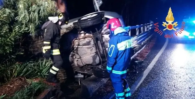 Catanzaro, auto finisce fuori strada sulla 106: un ferito (Foto)