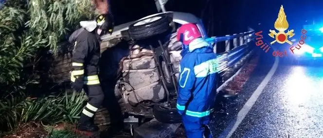 Catanzaro, auto finisce fuori strada sulla 106: un ferito (Foto)