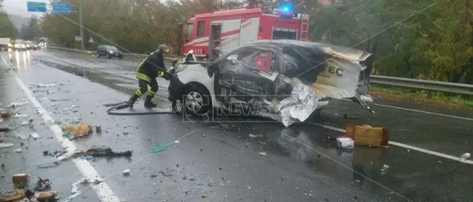 Furgone in fiamme sulla 106 a Montepaone: ustionato il conducente (FOTO)