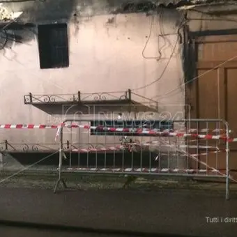 Notte di fuoco a Chiaravalle, in fiamme un deposito in centro storico (FOTO)