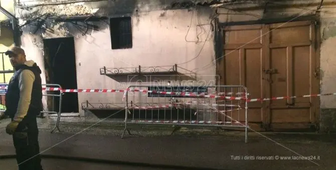 Notte di fuoco a Chiaravalle, in fiamme un deposito in centro storico (FOTO)