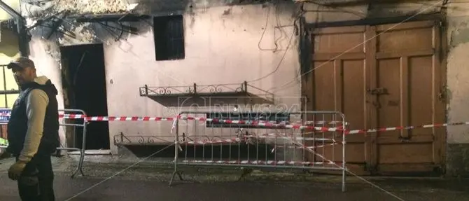 Notte di fuoco a Chiaravalle, in fiamme un deposito in centro storico (FOTO)