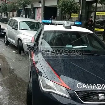 Tenta di rapinare una donna a Cosenza sottraendole la carta di credito, fermata